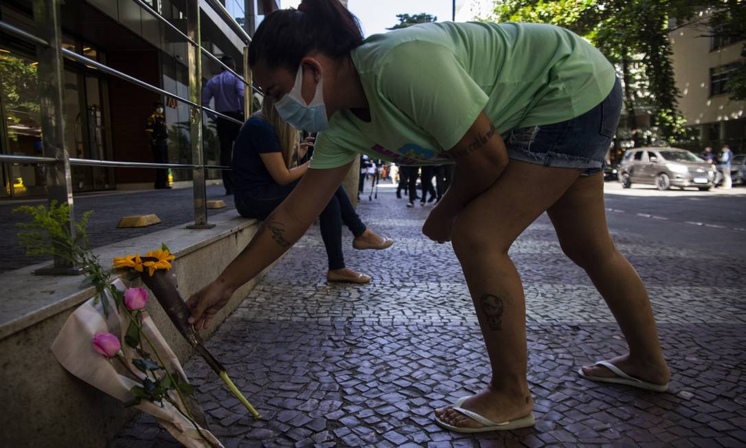 Cristiane Plistanoviski deixa flores para Paulo Gustavo na porta de hospital Foto: Maria Isabel Oliveira / Agência O Globo