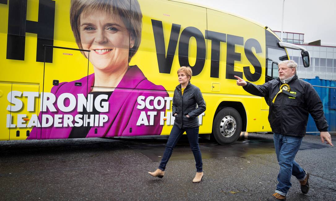 Primeira-ministra e líder do Partido Nacional Escocês, Nicola Sturgeon, durante visita de campanha em Edimburgo Foto: POOL / REUTERS