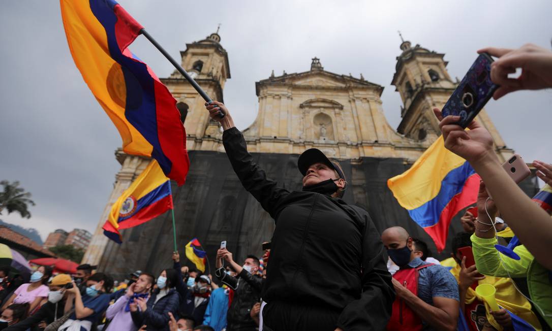 Manifestante agita uma bandeira colombiana durante oitavo dia de protestos em Bogotá Foto: LUISA GONZALEZ / REUTERS