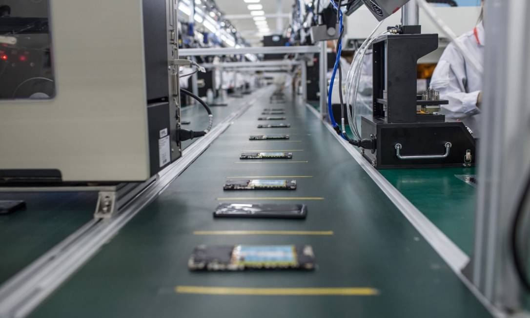 Marcas chinesas de celular planejam abrir linhas de produção no Brasil Foto: Bloomberg
