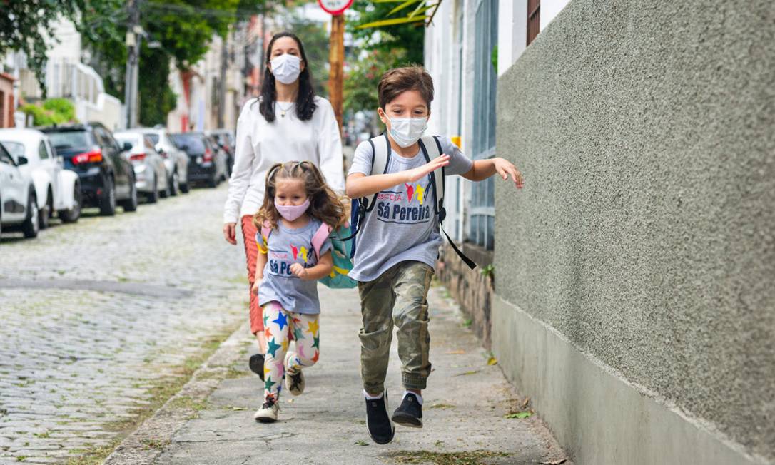 Helena pode levar os filhos, Joaquim e Maria, a pé para a escola Foto: Fabio Cordeiro