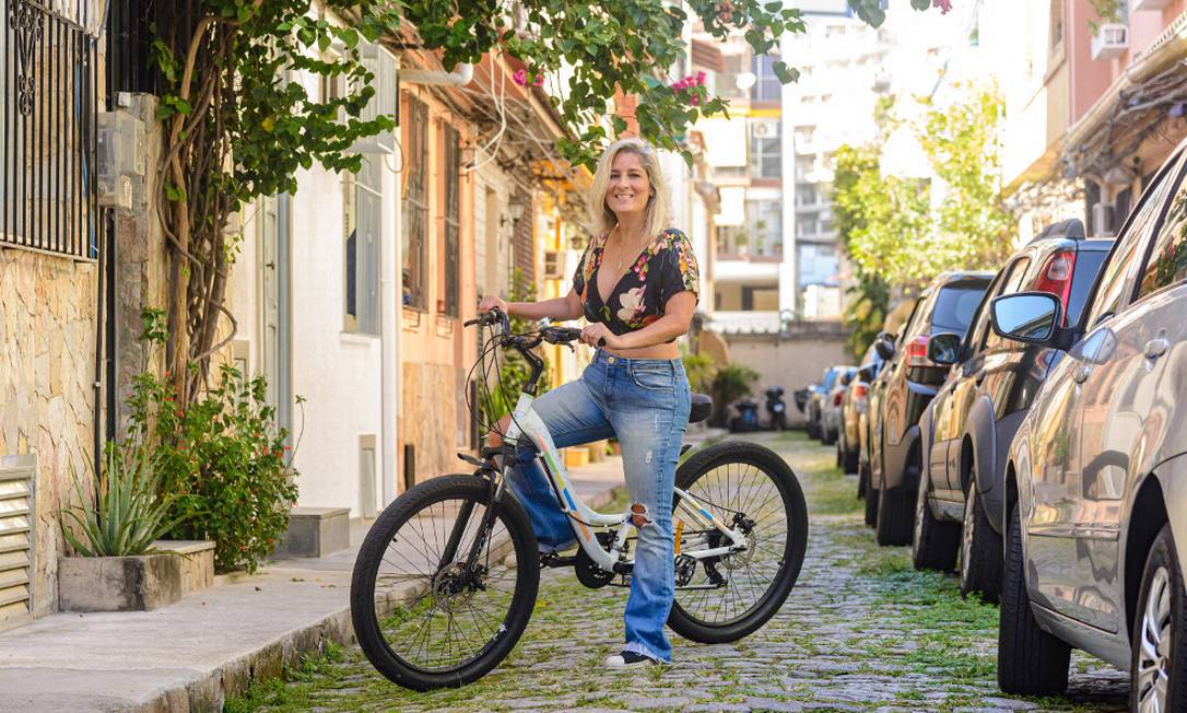 A bicicleta é companheira de Flávia para o trabalho, para as compras e até para os passeios nos finais de semana Foto: Fabio Cordeiro