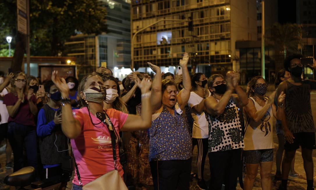 Fãs de Paulo Gustavo promovem &#034;aplausaço&#034; na Praia de Icaraí, em Niterói, em homenagem ao ator, que morreu ontem, em decorrência da Covid-19, após mais de 50 dias de internação Foto: Alexandre Cassiano / Agência O Globo