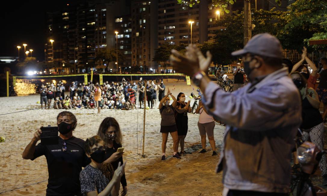 Homenagem ao ator e humorista Paulo Gustavo na Praia de Icaraí, em Niterói. Prefeitura decretou luto oficial de três dias pela morte do artista Foto: Alexandre Cassiano / Agência O Globo