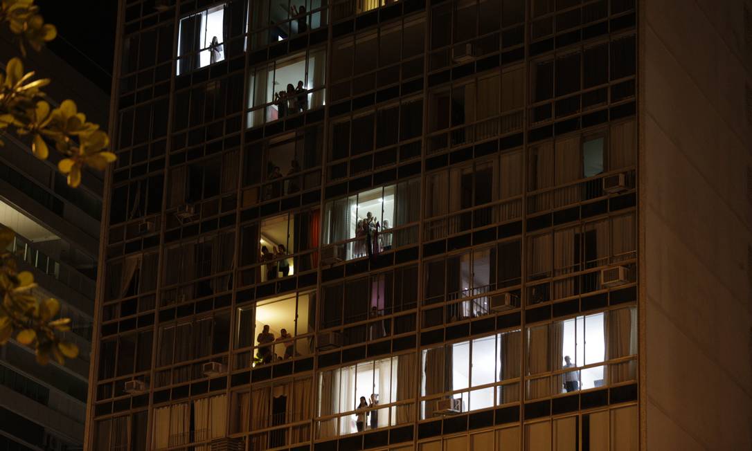 Pessoas aplaudem da janela de apartamentos em Icaraí, bairro onde o ator viveu e que foi cenário de sua franquia de filmes &#034;Minha mãe é uma peça&#034; Foto: Alexandre Cassiano / Agência O Globo