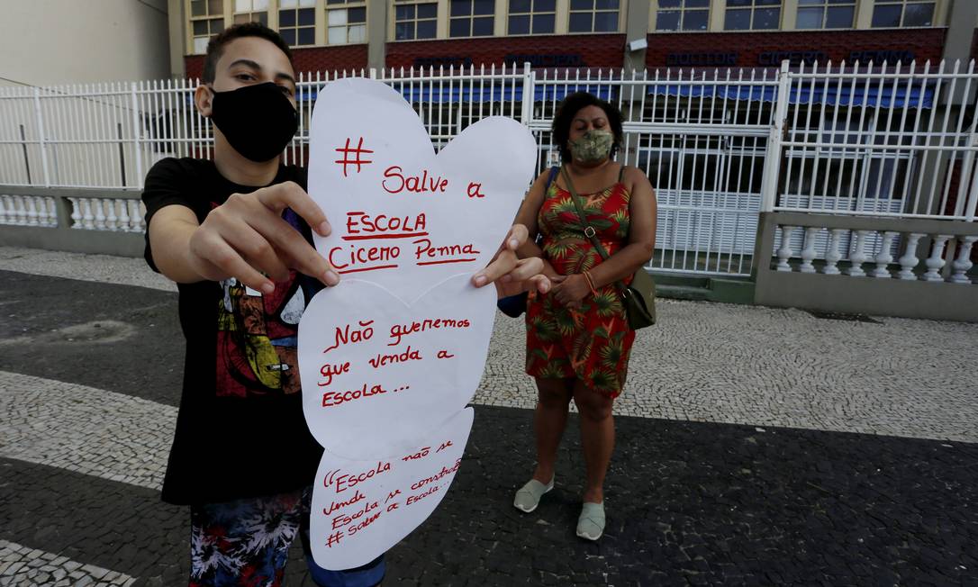 Maria Elizabeth e Guilherme Souza, de 11 anos, são contra o fechamento da escola Foto: Fabiano Rocha / Agência O Globo