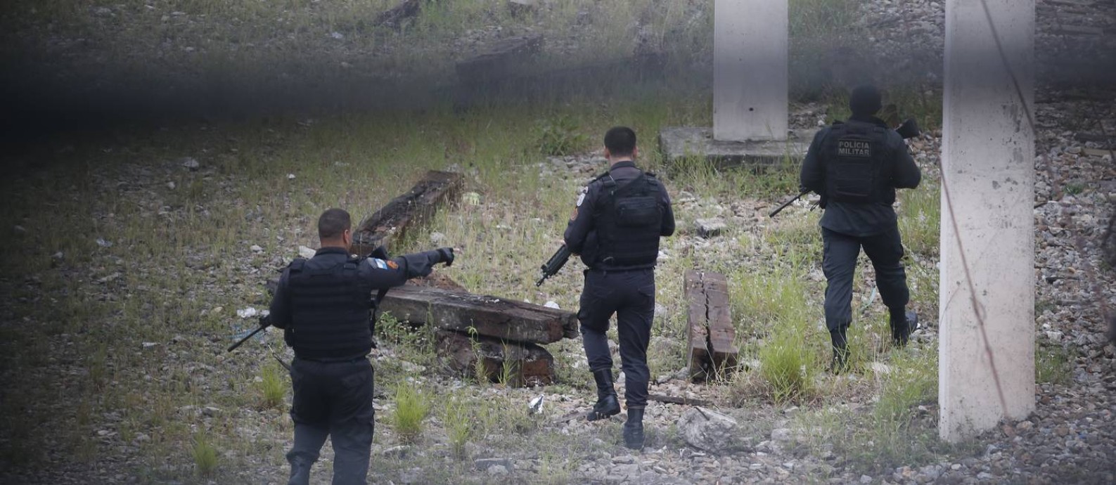 Policiais na linha férrea durante operaçao Foto: Fabiano Rocha / Agencia O Globo 