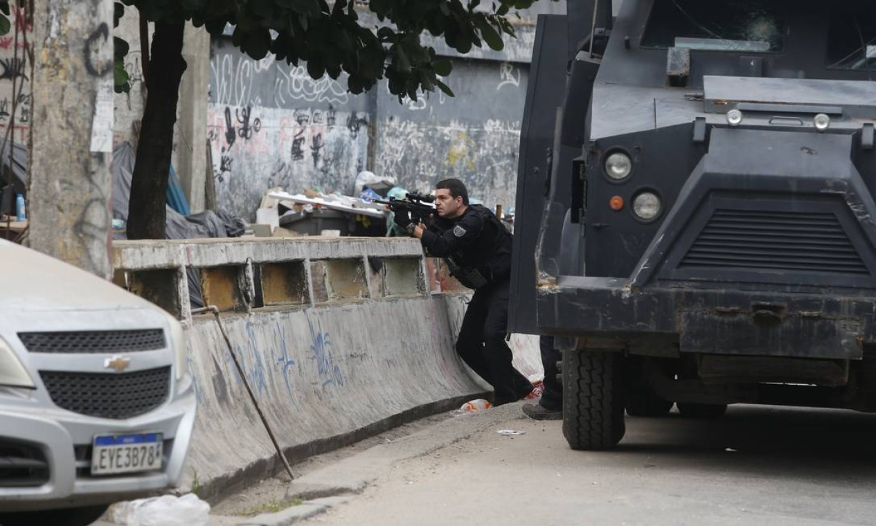 Polícia faz operação contra traficantes do Jacarezinho e deixa 28