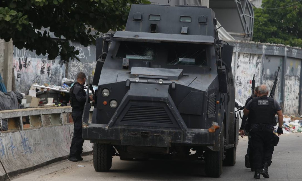 Caveirão foi usado durante confronto entre policiais e bandidos no Jacarezinho Foto: Fabiano Rocha / Agência O Globo