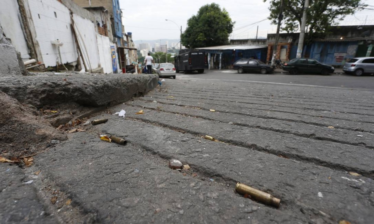 Após confronto, cápsulas de munição de fuzil ficam caídas pelo chão Foto: Fabiano Rocha / Agência O Globo