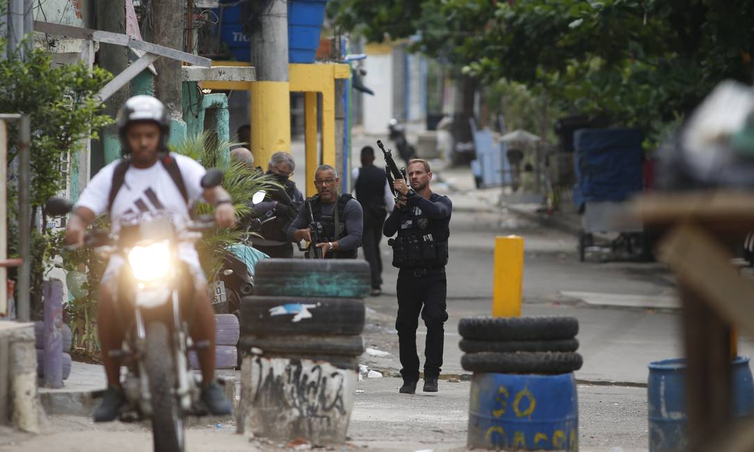 Policiais no Jacarezinho nesta quinta-feira Foto: Fabiano Rocha / Agência O Globo