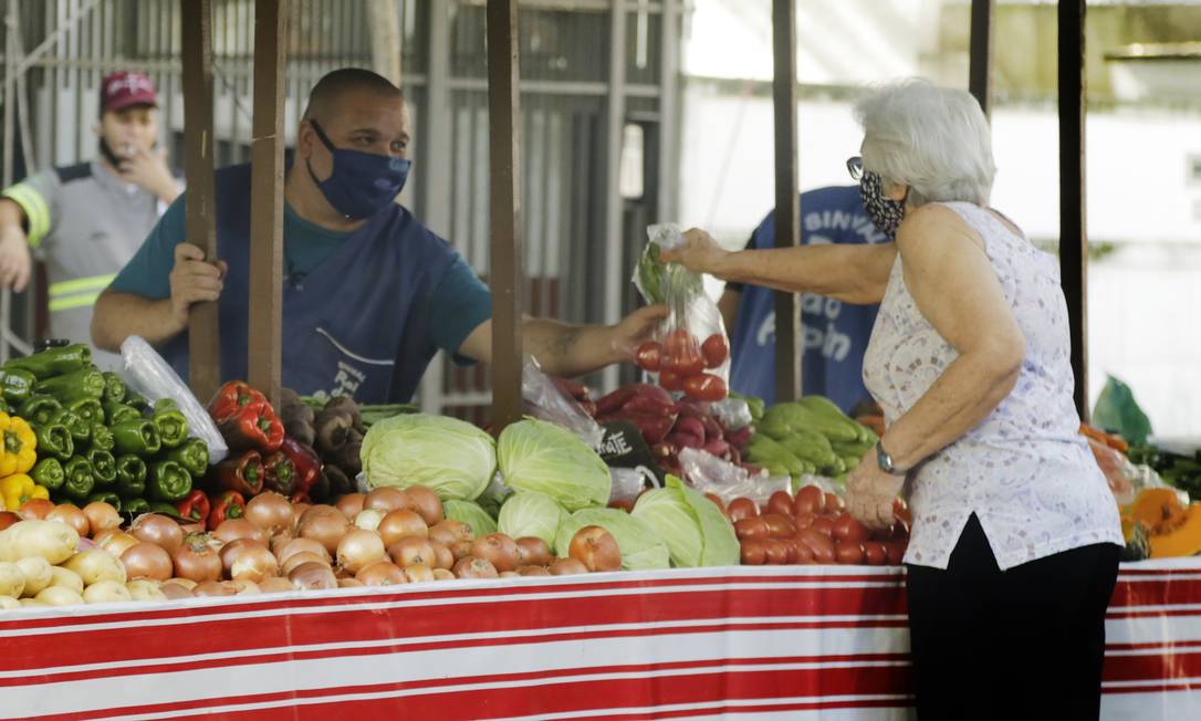 Ir à feira o horário da xepa ajuda a negociar preços ainda mais baixos Foto: Antonio Scorza / Agência O Globo