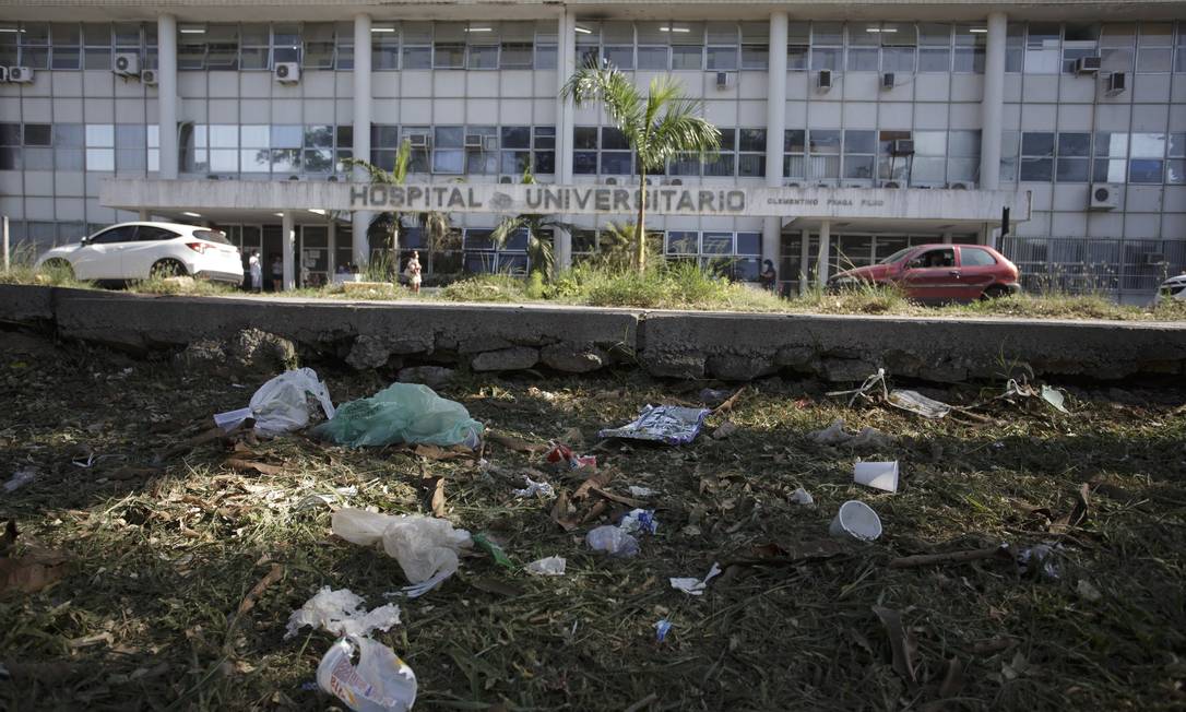 Com verba reduzida, coleta de lixo é prejudicada na UFRJ Foto: Márcia Foletto / Agência O Globo