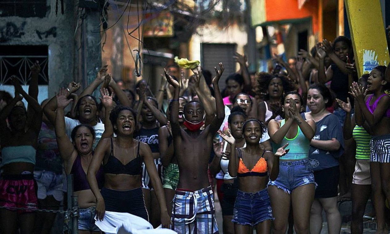 Moradores protestam após operação policial contra supostos traficantes de drogas na favela do Jacarezinho, no Rio de Janeiro, deixou mais de 20 mortos Foto: Mauro Pimentel / AFP