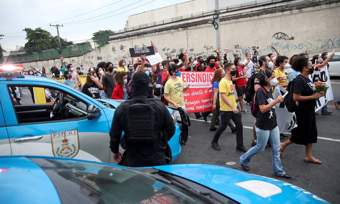 Pessoas protestam contra o desproporcional uso da força depois de operação da polícia deixar 25 mortos no Jacareziho Foto: RICARDO MORAES / REUTERS