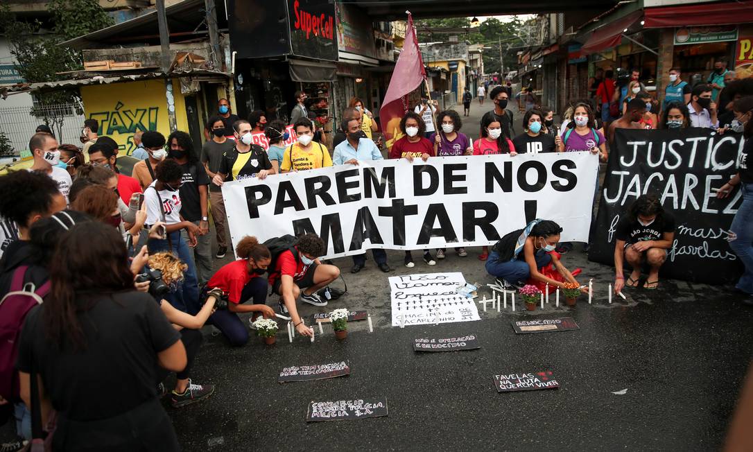 Pessoas protestam contra o massacre do Jacareziho Foto: Ricardo Moraes / Reuters
