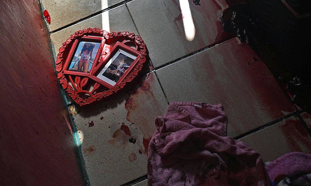 Poças de sangue coagulado no quarto de menina de 9 anos que testemunhou execução de suspeito Foto: Mauro Pimentel / AFP