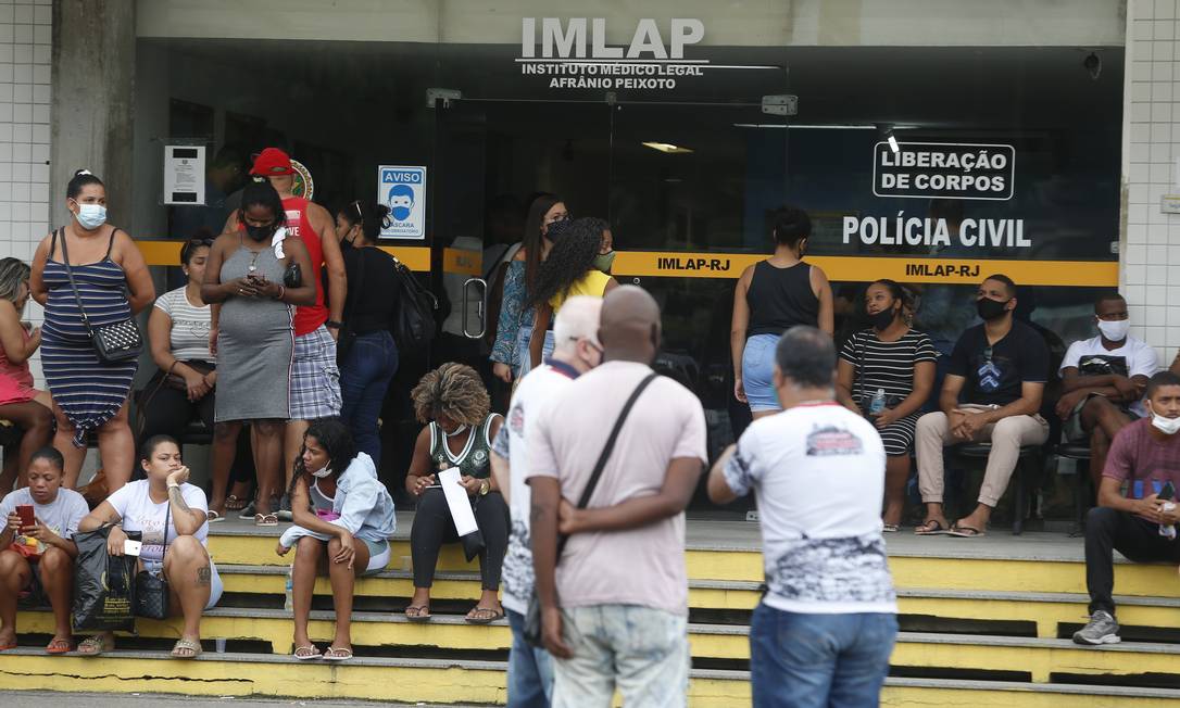 Famílias vão ao IML reconhecer corpos de vítimas de operação policial no Jacarezinho Foto: Fabiano Rocha / Agência O Globo