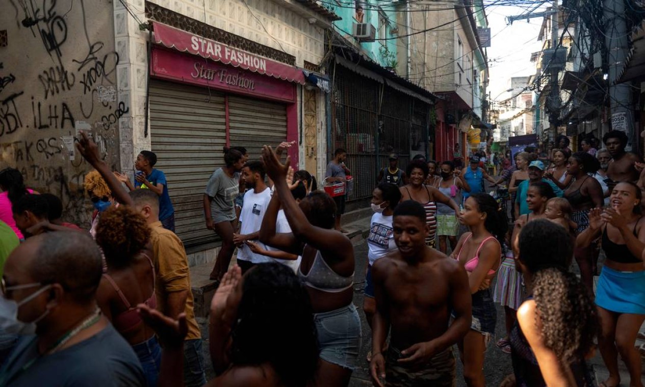 População do Jacarezinho protesta nas ruas onde aconteceram a barbárie Foto: Mauro Pimentel / AFP