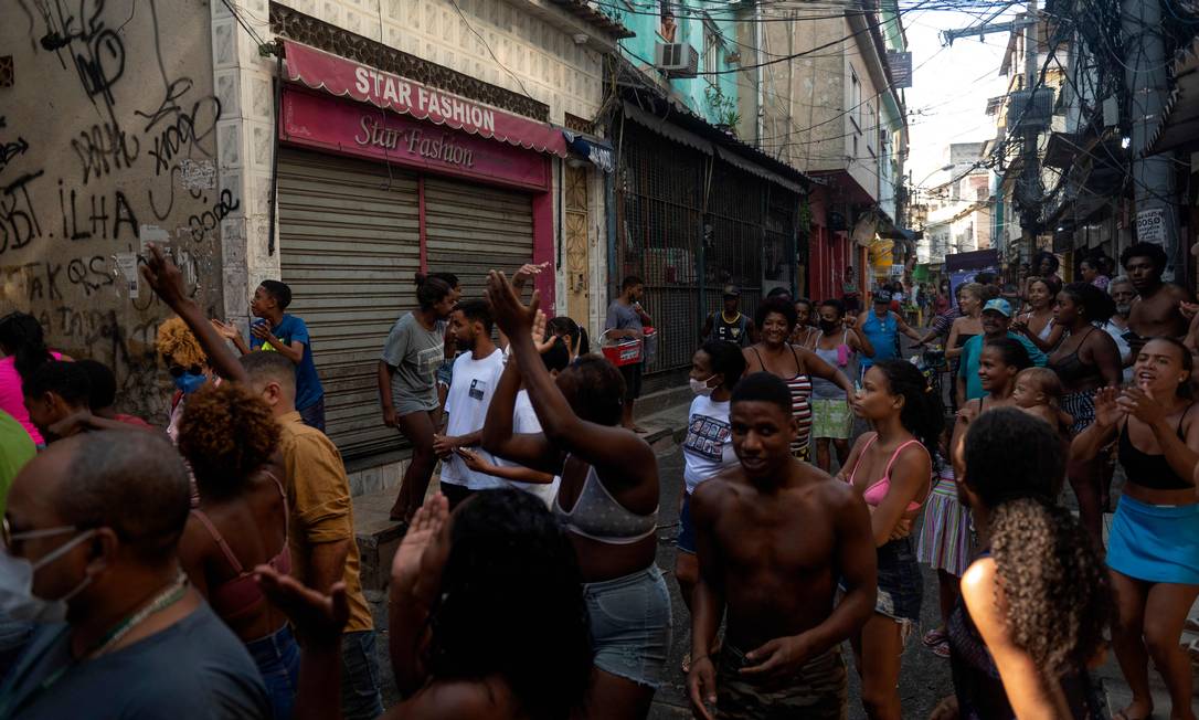 População do Jacarezinho protesta nas ruas onde aconteeceram a barbárie Foto: Mauro Pimentel / AFP