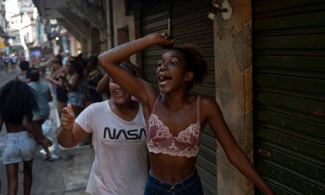 Mulheres protestam em vielas do Jacarezinho deopis de massacre cometido pela polícia durante operação contra traficantes de drogas Foto: Mauro Pimentel / AFP