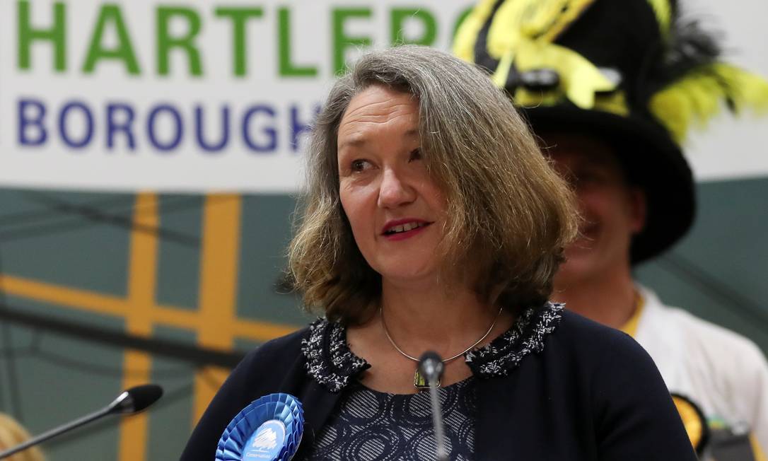 Jill Mortimer, do Partido Conservador, discursa durante anúncio do resultado das eleições Foto: LEE SMITH / REUTERS