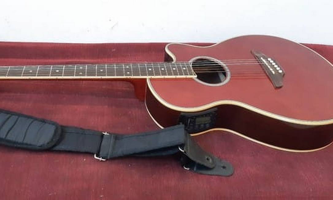O violão furtado e anunciado na internet Foto: Reprodução