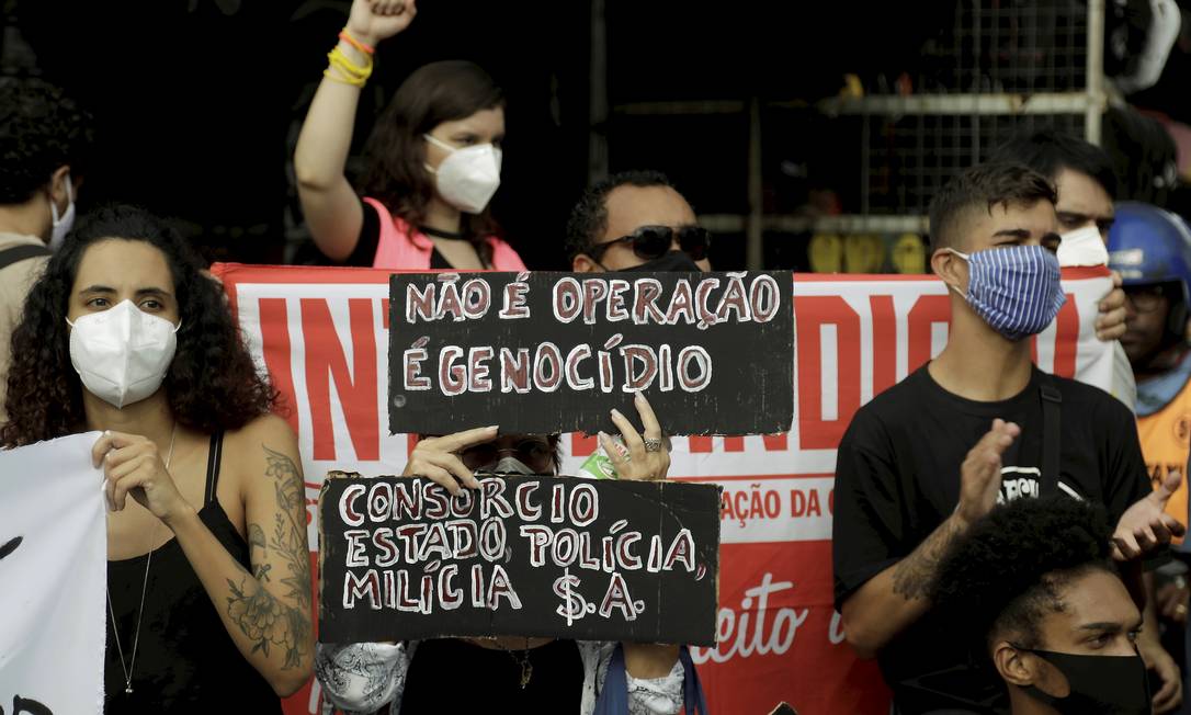 Manifestantes reunidos esta manhã no Jacarezinho Foto: Gabriel de Paiva / Agência O Globo