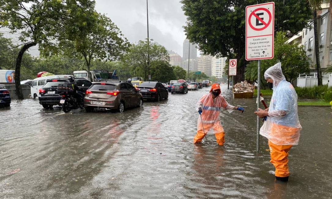 Chuva causa alagamento na Avenida Epitácio Pessoa, na Lagoa Foto: Márcia Foletto / Agência O Globo