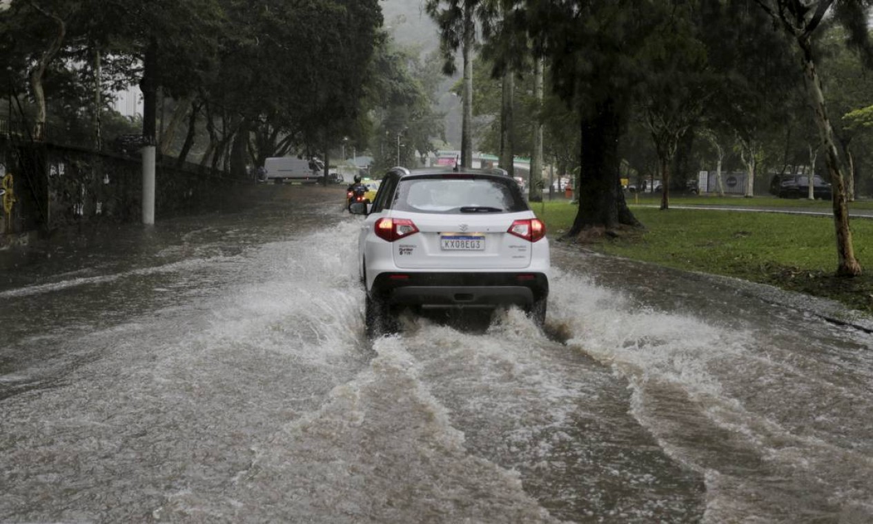 Chuva na Rua Epitácio Pessoa, na Lagoa Rodrigo de Freitas, Zona Sul do Rio Foto: Marcia Foletto / Agência O Globo