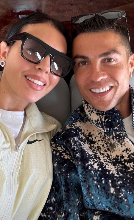 Cristiano Ronaldo e Georgina Rodriguez, viajando no jatinho particular do jogador, em maio de 2021 Foto: Reprodução/ Instagram/ 06.05.2021