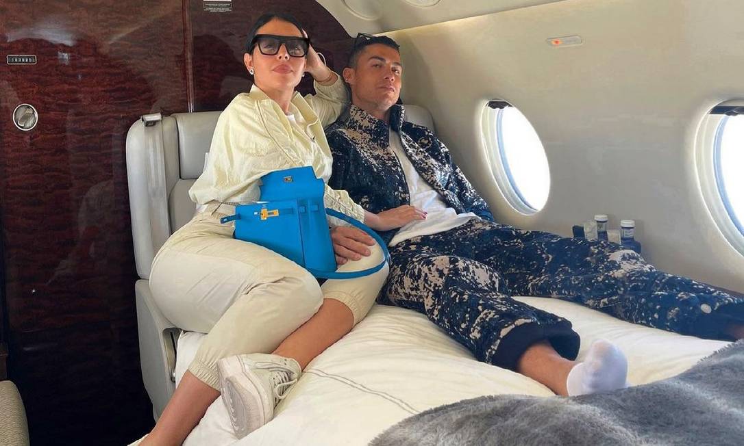Cristiano Ronaldo e Georgina Rodriguez, que segura uma bolsa Birkin Foto: Reprodução/Instagram