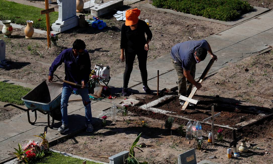 Funcionários de um cemitério em Buenos Aires durante a pandemia da Covid-19 Foto: Agustin Marcarian / Reuters