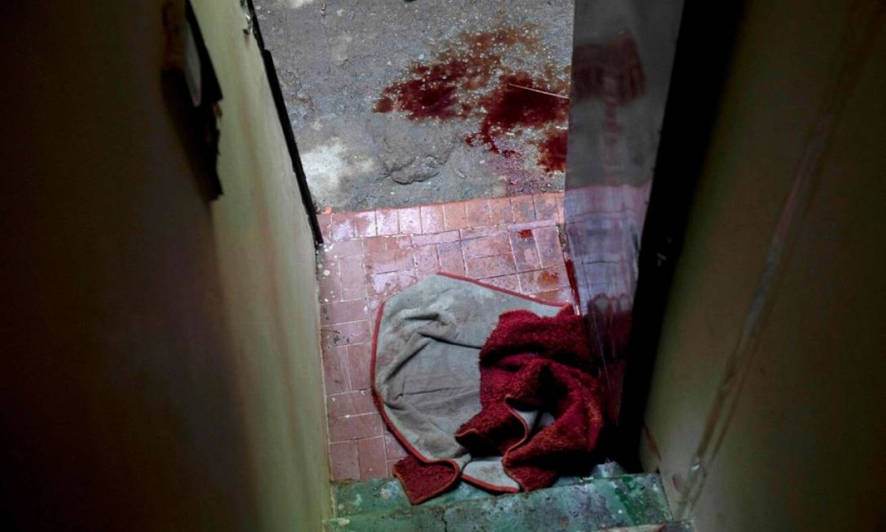 Chão coberto por sangue de morto no massacre do Jacarezinho: operação policial deixou mortos e feridos Foto: Mauro Pimentel / AFP