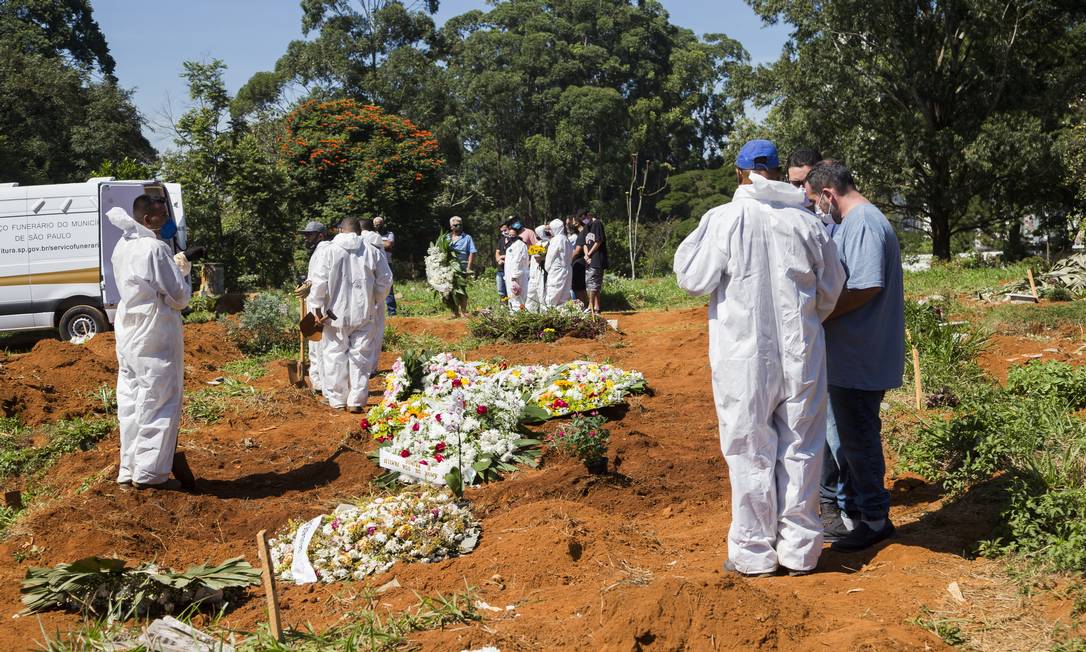 Enterro de vítimas da Covid-19 no Cemitério de Vila Formosa, em São Paulo Foto: Edilson Dantas / Agência O Globo