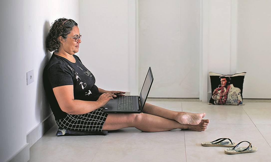 A operadora de telemarketing Adriana Evangelista, de 47 anos, descobriu no periodo em que ficou desempregada, há 3 anos, os aplicativos de recompensa Foto: Edilson Dantas