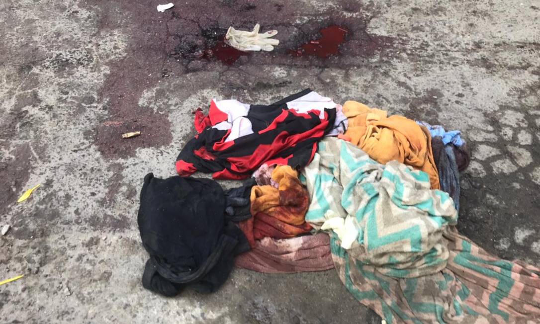 Marcas da violência ficaram pelas ruas da Favela do Jacarezinho, com sangue no chão e roupas e utensílios espalhados Foto: Rio de Paz / Divulgação