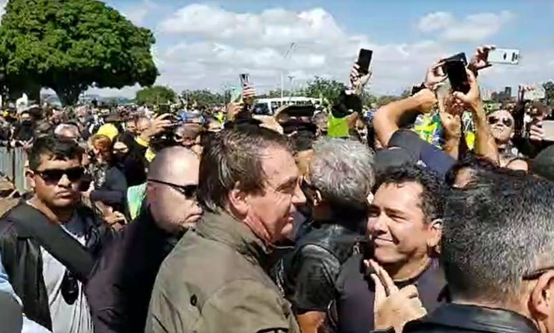 O presidente Jair Bolsonaro cumprimenta apoiadores após passeio de moto em Brasília Foto: Reprodução/Facebook Jair Bolsonaro