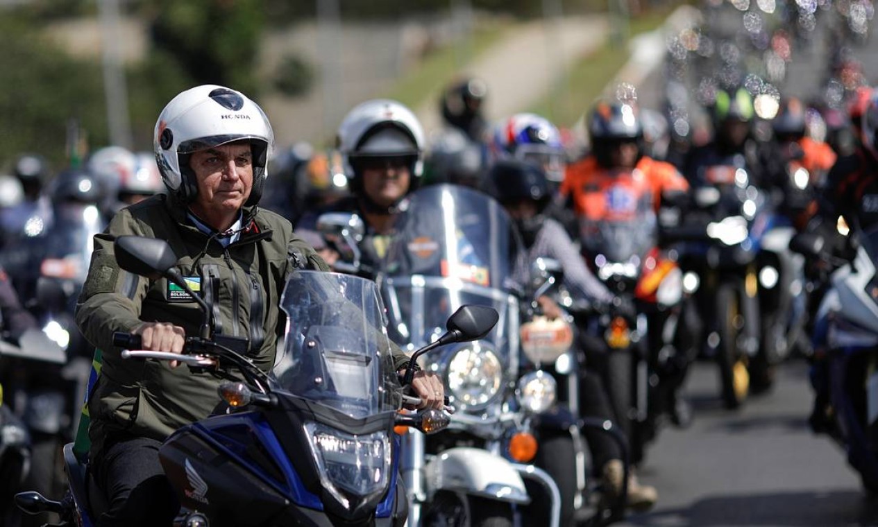 O presidente Jair Bolsonaro promoveu neste domingo (9), Dia das Mães, um passeio de moto acompanhado de apoiadores, em Brasília Foto: UESLEI MARCELINO / REUTERS