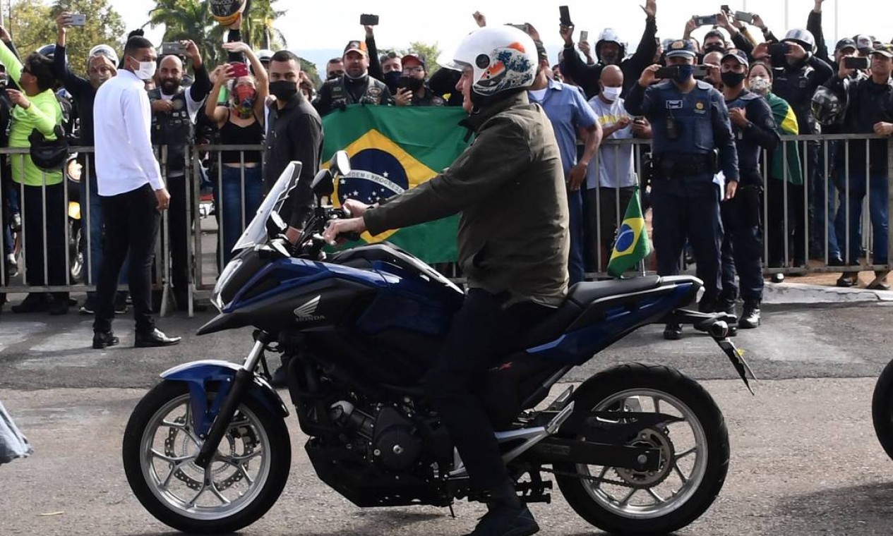 O presidente Bolsonaro se reuniu com apoiadores para passeio de moto para comemorar o Dia das Mães Foto: EVARISTO SA / AFP