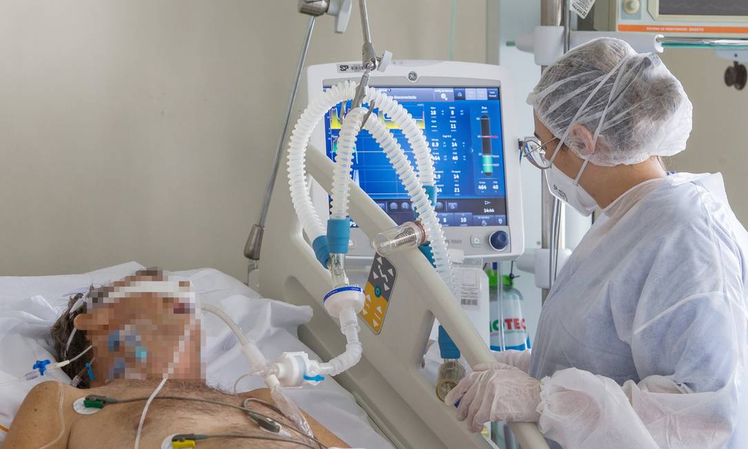 Profissional de saúde atende paciente com Covid em hospital de São Paulo, em foto de abril de 2021 Foto: Edilson Dantas / Agência O Globo