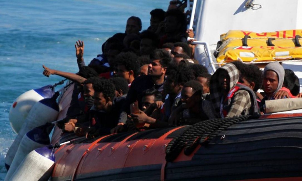 Mais de 2 mil imigrantes desembarcam na ilha iltaliana de