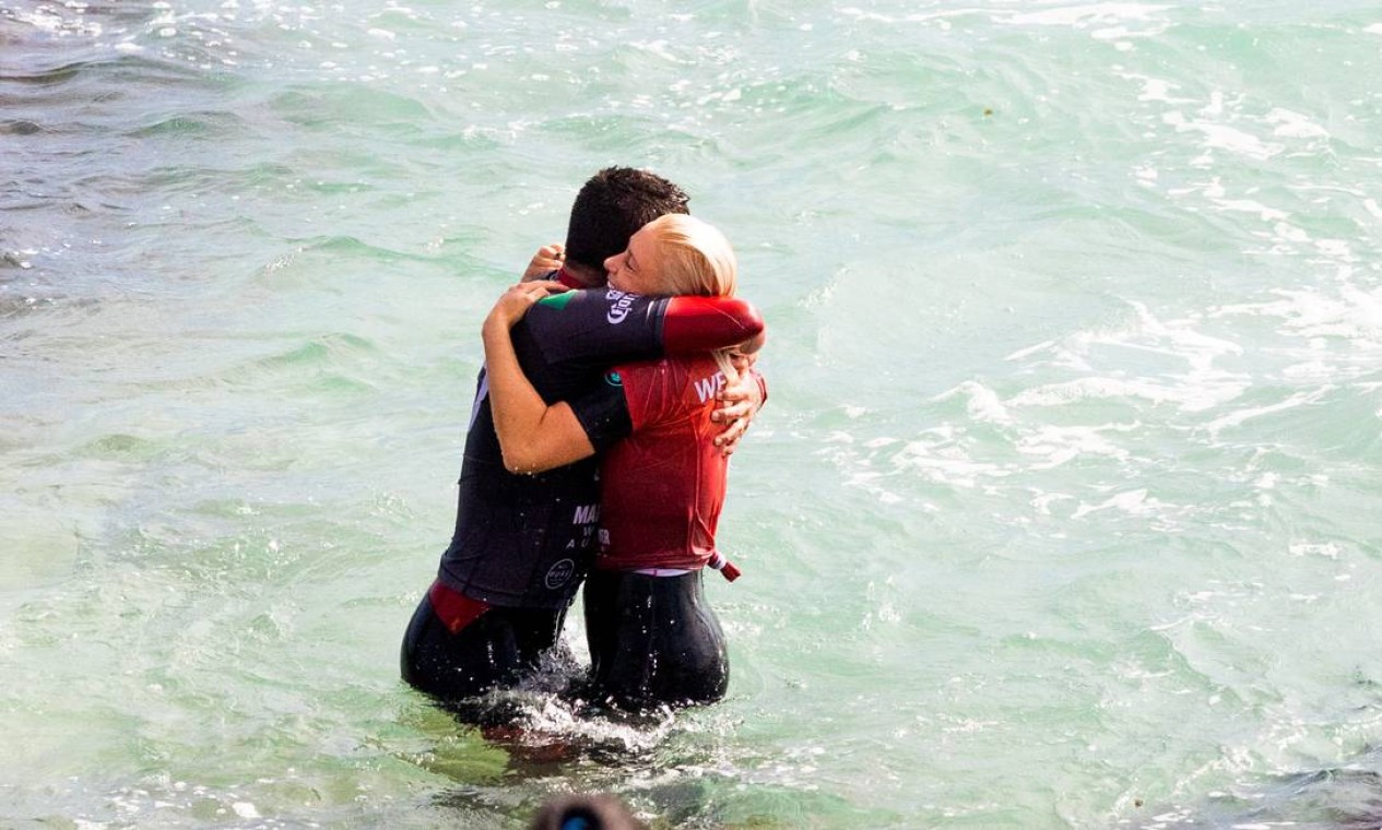 Filipe Toledo e Tatiana Weston-Webb se abraçam ainda na água comemorando a vitória em Margaret River Foto: Cait Miers / WSL