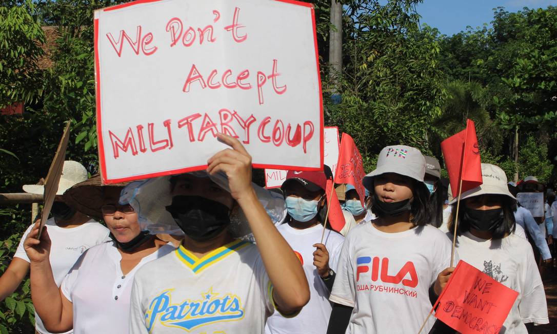 Manifestantes exibem cartaz que diz 'Nós não aceitamos o golpe militar' durante protesto contra a junta, que governa Mianmar desde 1º de fevereiro Foto: HANDOUT / AFP