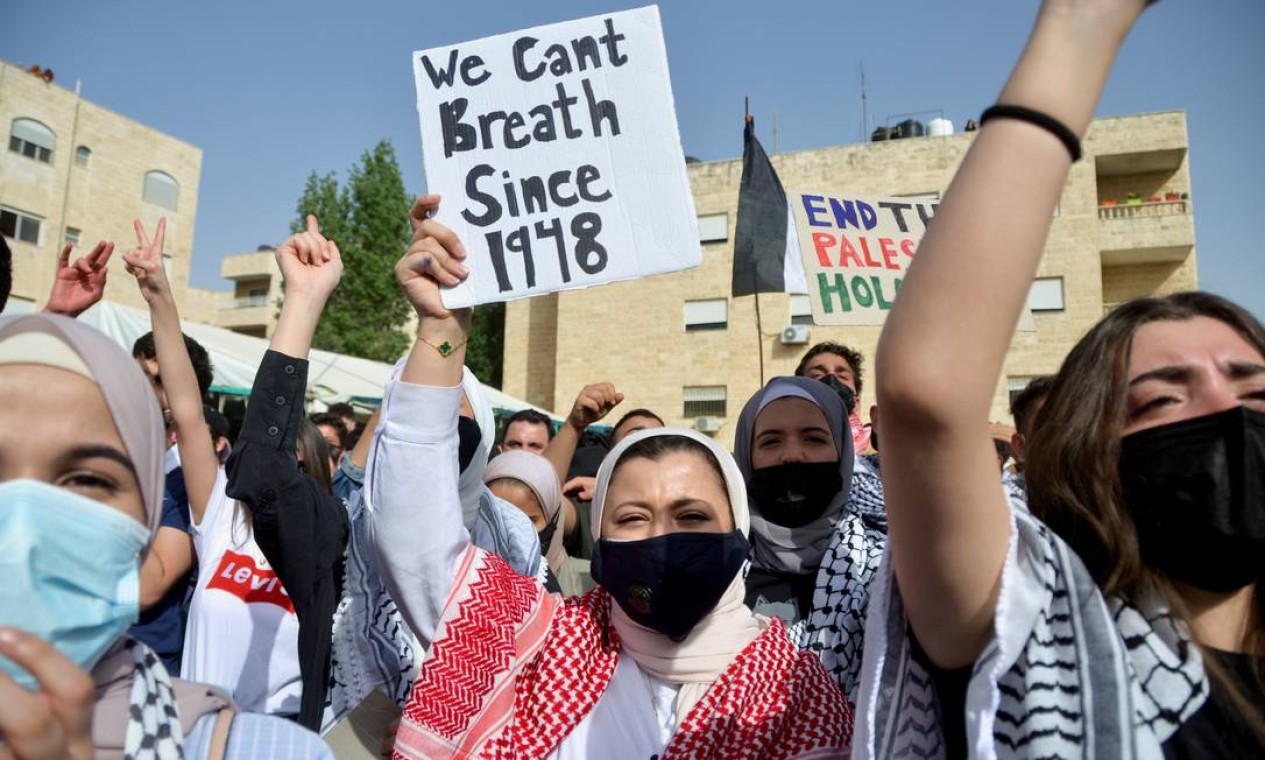 Jordanianos demonstram solidariedade ao povo palestino, próximo à embaixada israelense em Amã, Jordânia Foto: MUATH FREIJ / REUTERS