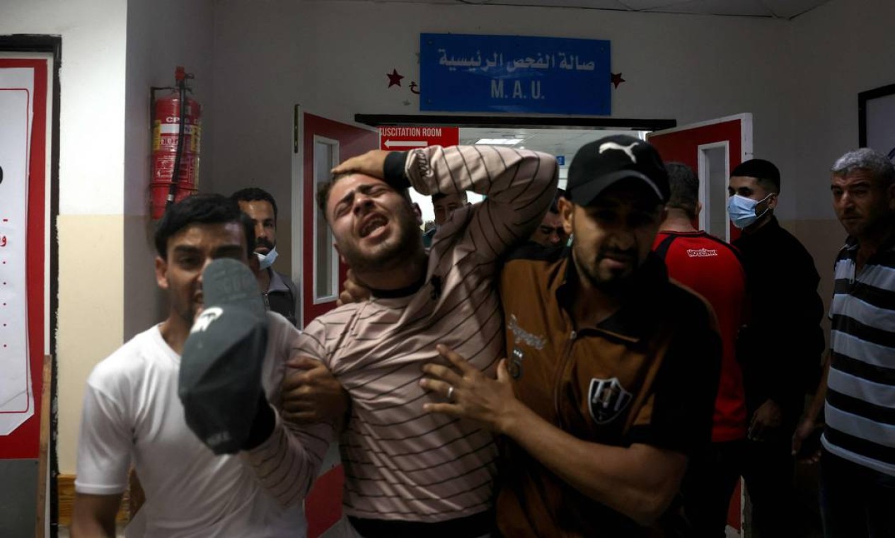 Palestinos reagem em um hospital no norte da Faixa de Gaza em meio a uma explosão de violência israelense-palestina Foto: MOHAMMED ABED / AFP