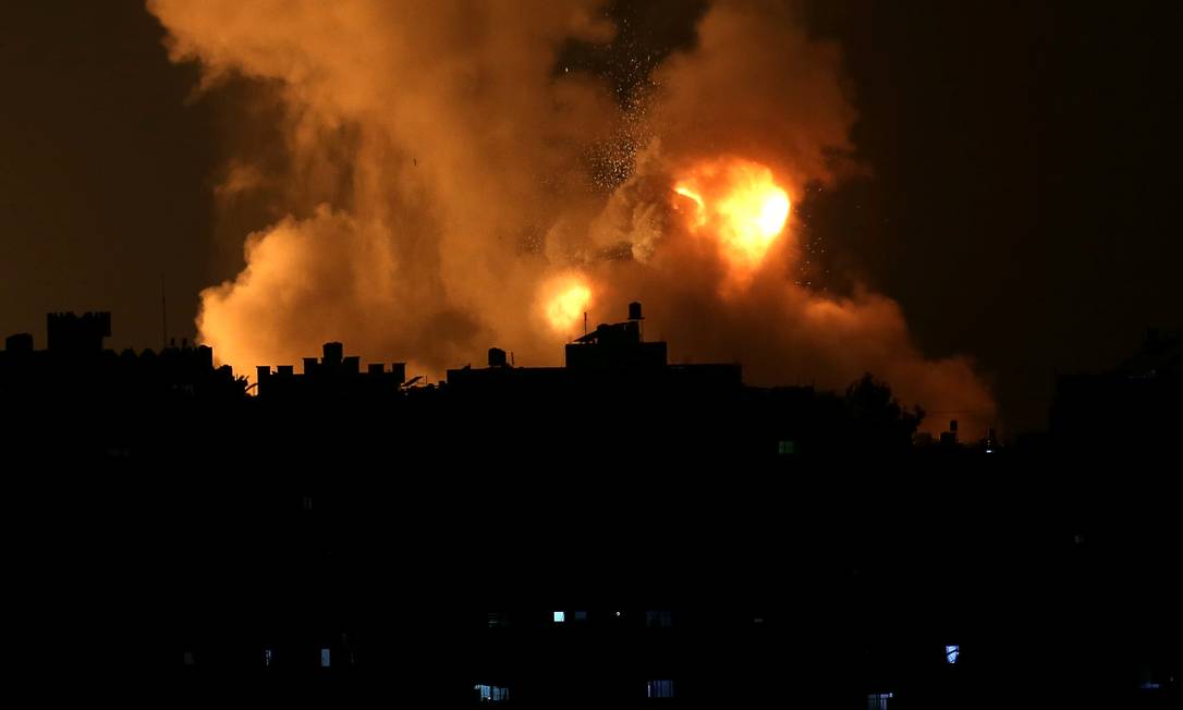 Ataque aéreo israelense contra a Faixa de Gaza na noite de segunda-feira, 10 de maio Foto: IBRAHEEM ABU MUSTAFA / REUTERS