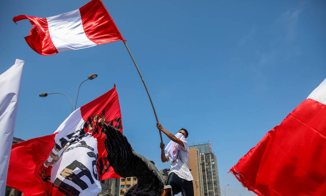 Manifestante com bandeira do Peru em ato contra o candidato da extrema esquerda, Pedro Castillo Foto: SEBASTIAN CASTANEDA / REUTERS