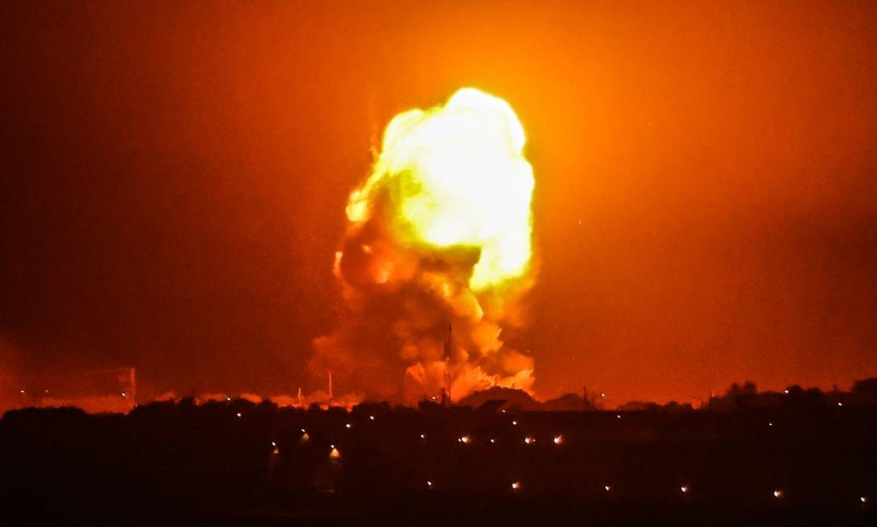 Ondas de fogo de ataques aéreos israelenses em Rafah, no sul da Faixa de Gaza Foto: SAID KHATIB / AFP