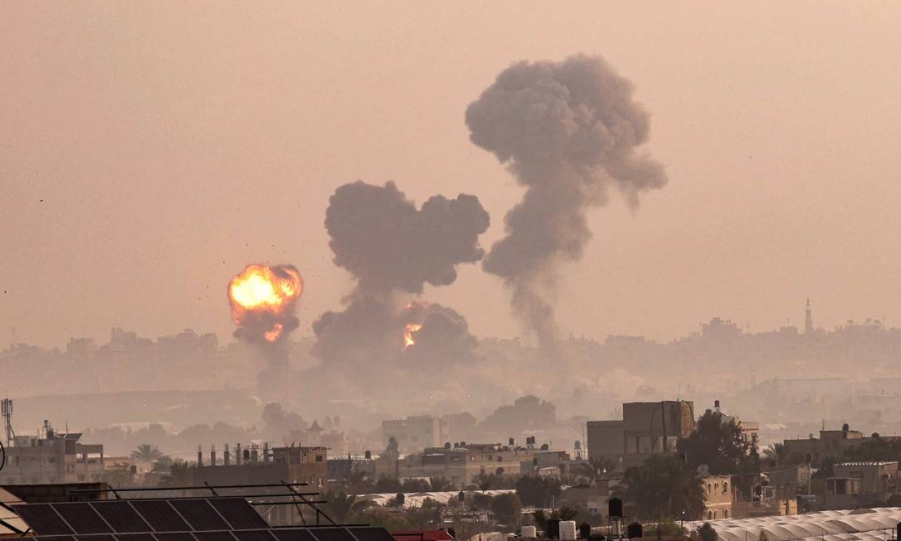 Incêndio surge de ataques aéreos israelenses em Khan Yunis, no sul da Faixa de Gaza Foto: SAID KHATIB / AFP